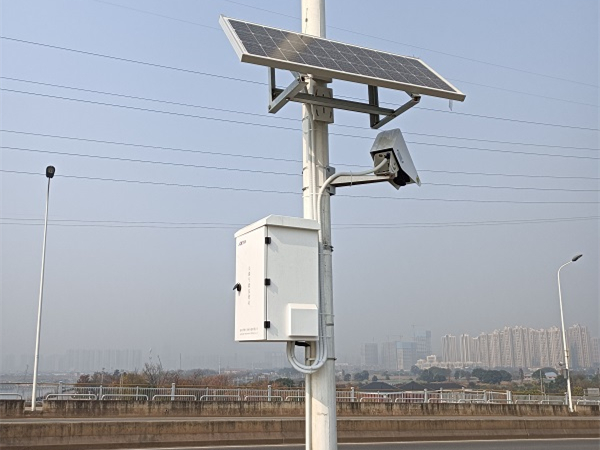 Ice and snow road detector